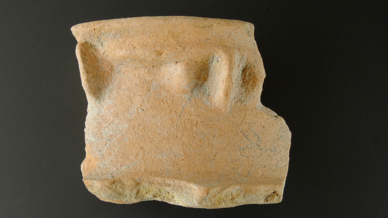 Çanakkale`nin Eceabat ilçesindeki Maydos Kilise Tepesi Höyüğü kazılarında 4 bin yıl önce Balkanlardan gelen insanların yaşadığı belirlenirken, Son Tunç Çağına 4 bin yıllık insan yüzlü kap ortaya çıkarıldı.