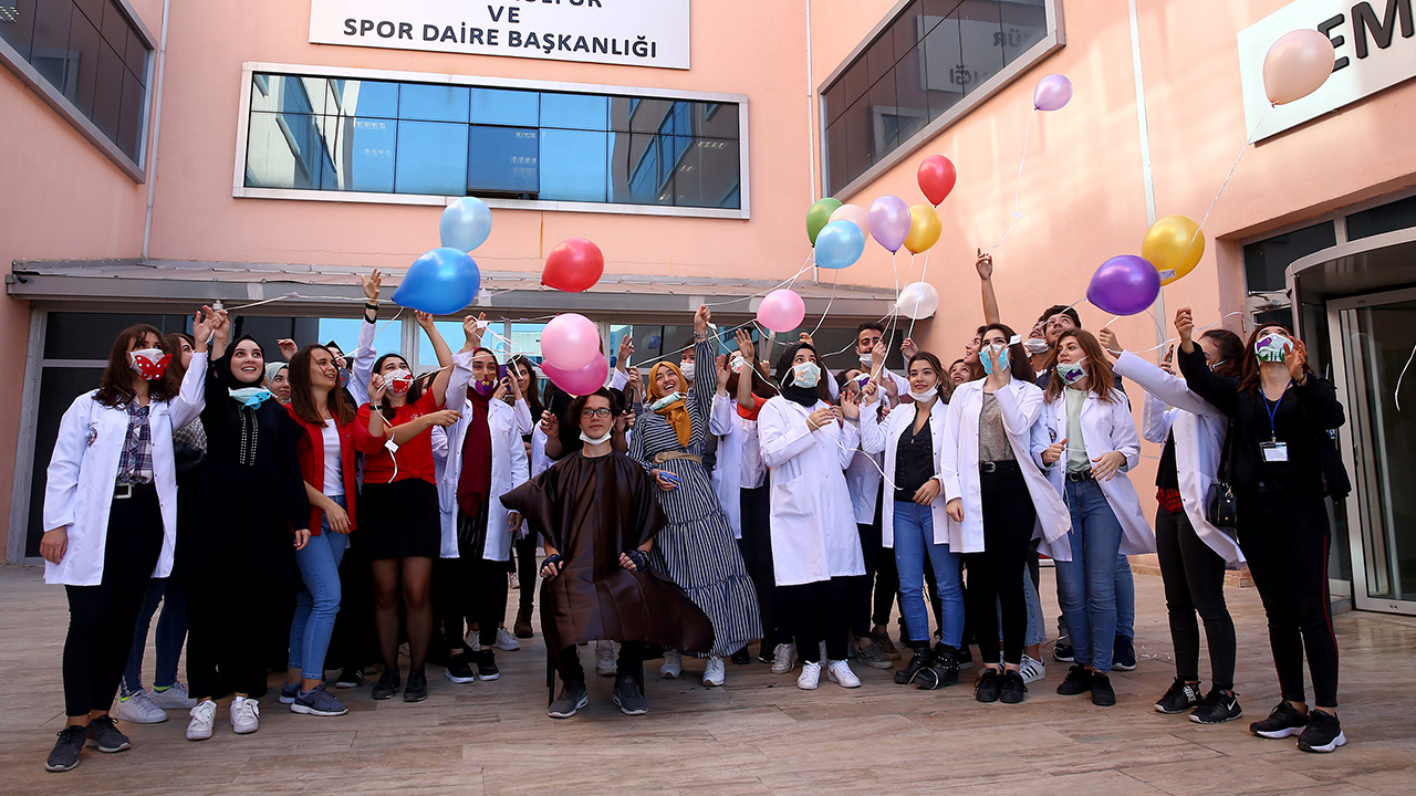 Etkinlikte, farklı görsellerle süsledikleri maskelerini takarak, lösemili çocukların yanında olduklarını gösteren öğrenciler, dileklerini bağladıkları balonları gökyüzüne bıraktı.