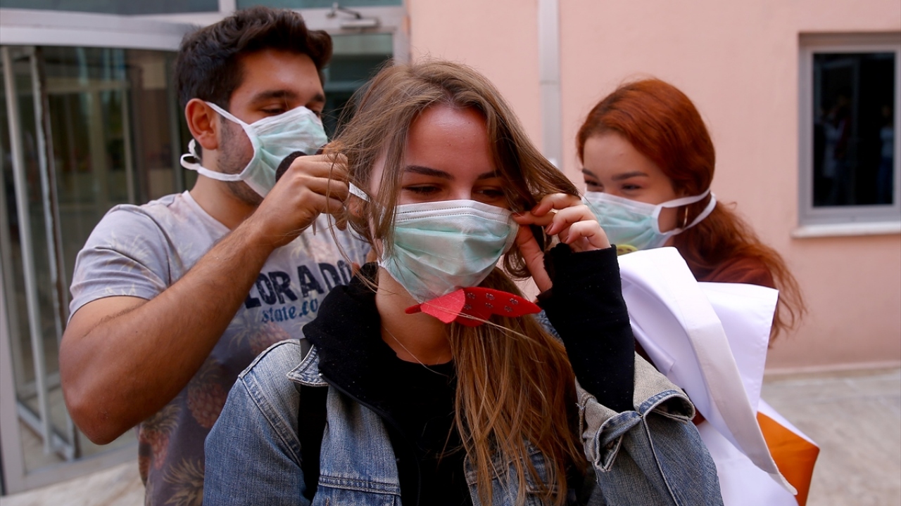 Öğrenci topluluğunun başkanı Elif Feyzanur Usta, lösemili çocukların yanında olduklarını ve maskeleriyle farkındalık oluşturmaya çalıştıklarını kaydetti.