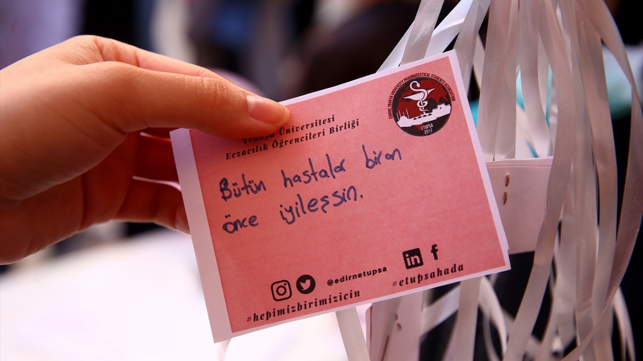 Etkinliğe katılan öğrenciler, dileklerini bağladıkları balonları gökyüzüne bıraktı.