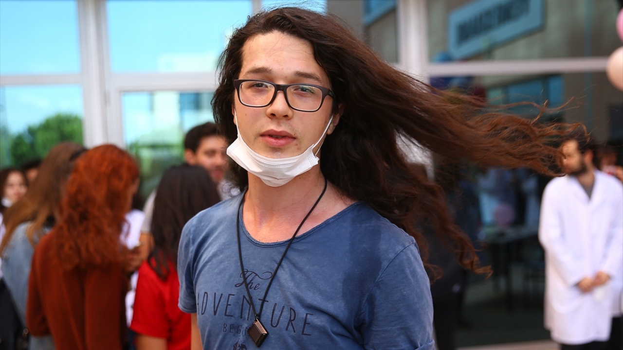 Mühendislik fakültesi öğrencisi Mehmet Dinç ise etkinlikte, kanser hastalarına peruk yapımında kullanılması için 4 yıldır uzattığı saçlarını kestirerek bağışladı.