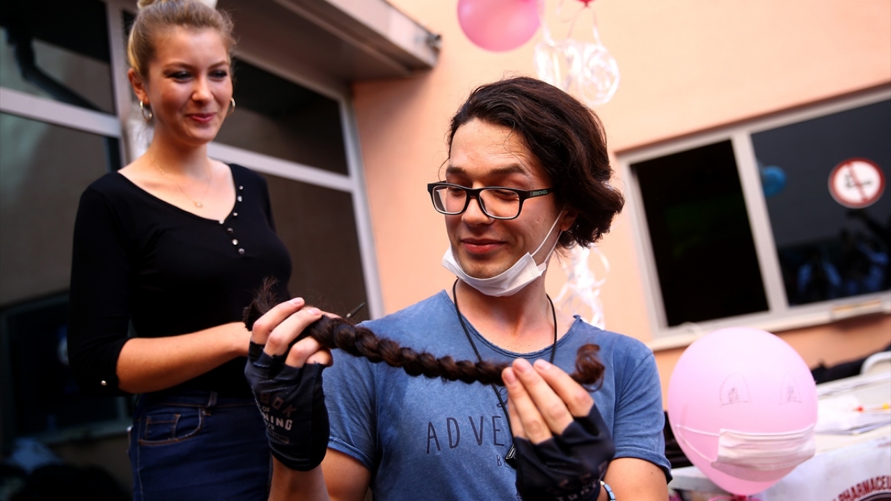 "Saçım Saçın Olsun" kampanyasına destek veren kuaför Elif Özden de gönüllülerin bağışladığı saçlarla kanser hastalarına peruk yapıldığını anlattı.