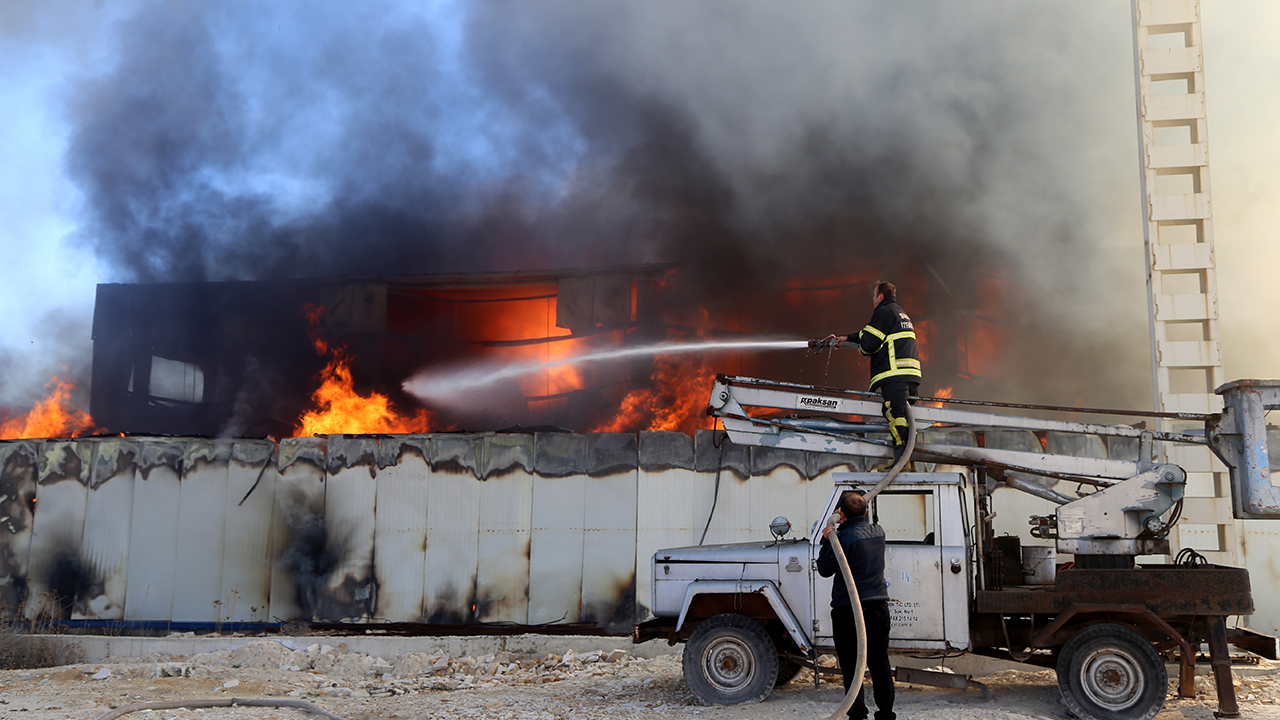 Sivas Organize Sanayi Bölgesi`ndeki bir fabrikada henüz belirlenemeyen nedenle yangın çıktı.