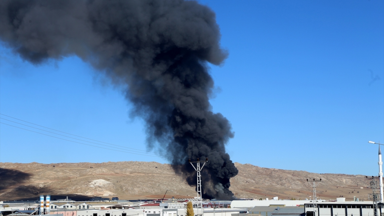 Haber verilmesi üzerine olay yerine sevk edilen çok sayıda itfaiye ekibi, yangına müdahale etti.