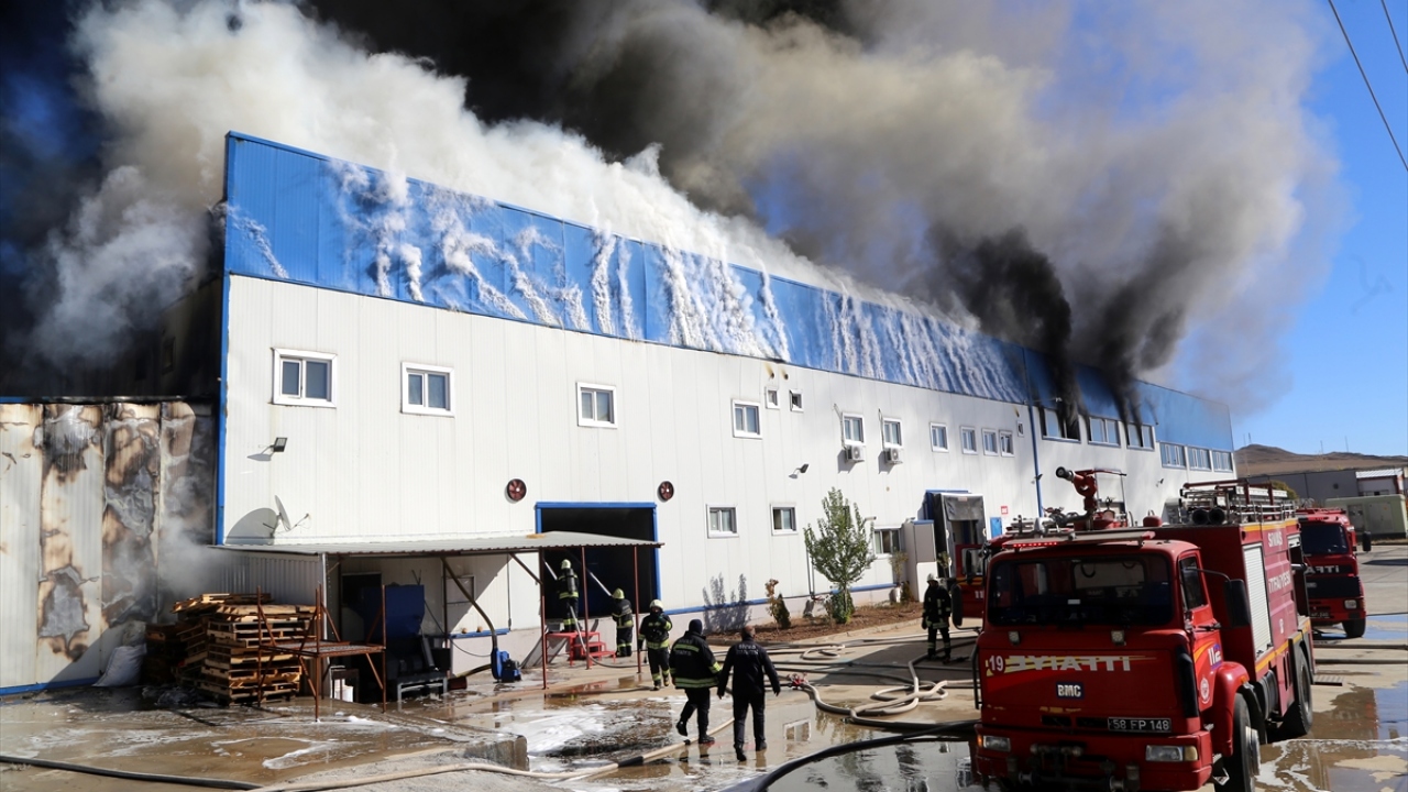 İş makineleri yardımıyla fabrikanın sac kısımları yıkıldı ve itfaiye ekipleri içeri girdi.