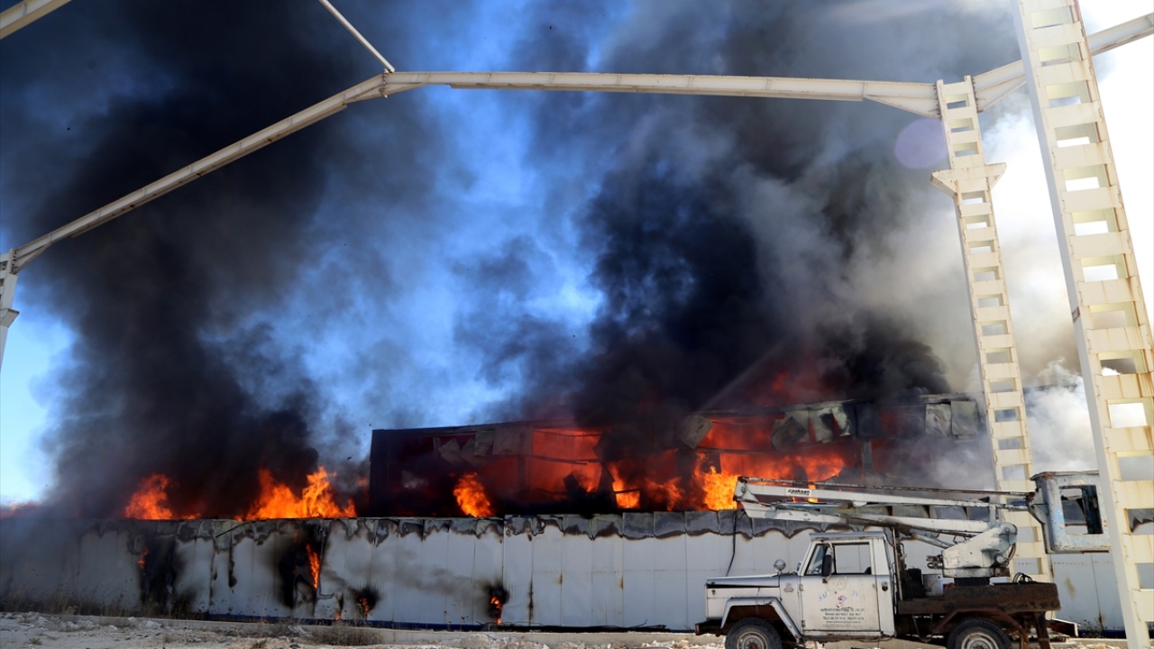 Yangında dumandan etkilenen fabrika çalışanı Mevlüde Aydın, Numune Hastanesine kaldırıldı, bir itfaiye erine ise olay yerinde bekletilen ambulansta müdahale edildi.