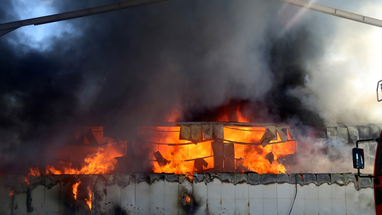 Sivas Belediyesi, bazı ilçeler ve çeşitli kamu kurumlarının itfaiye ekiplerinin müdahale ettiği yangın, yaklaşık 3 saatte kontrol altına alındı.