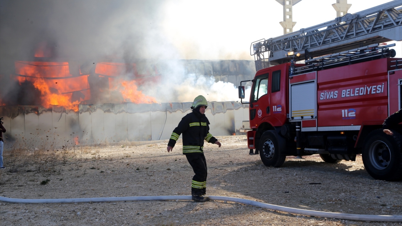Bir bölümünde tekstil ve geri dönüşüm malzemesi deposu da bulunan plastik fabrikasında, ekiplerin soğutma çalışmaları devam ediyor.