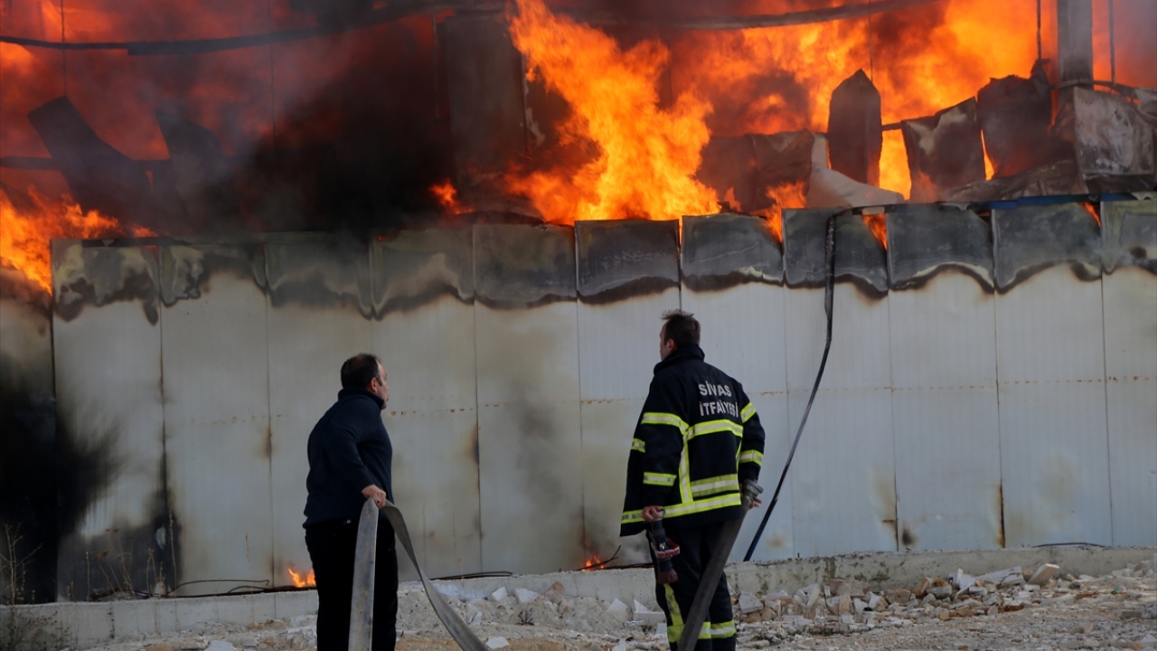Olay yerinde 2 ambulans hazır bekletiliyor.