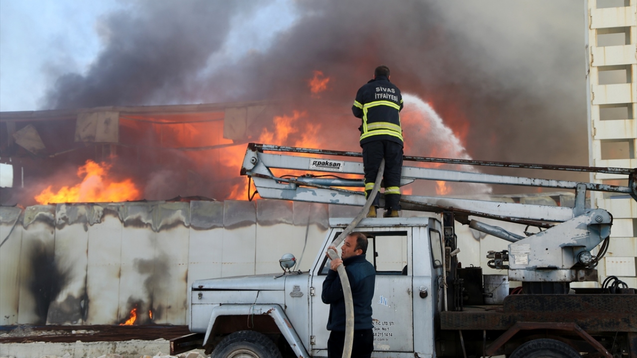 Sivas Belediye Başkan Yardımcısı Kayhan Işık, yangının tekstil malzemelerinin olduğu bölümde çıktığını söyledi.