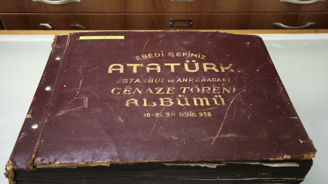 Gazi Mustafa Kemal Atatürk`ün 10 Kasım 1938 Perşembe sabahı Dolmabahçe Sarayı`nda vefat etmesinin ardından cenaze töreni kare kare fotoğraflandı. 