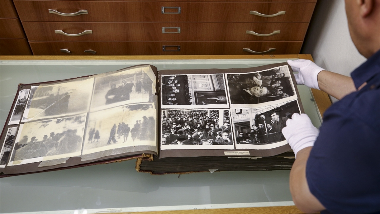 "Ebedi Şefimiz Atatürk`ün İstanbul ve Ankara`daki Cenaze Töreni Albümü"nde toplanan fotoğraflar, saklanmak üzere Milli Kütüphane arşivine teslim edildi.
