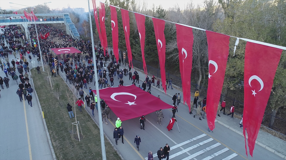 Soğuk havaya rağmen ellerinde Türk bayraklarıyla tekbirler getiren vatandaşlar ile asker ve polislerin de katıldığı yürüyüş, Aziziye Tabyaları`nda tamamlandı. 