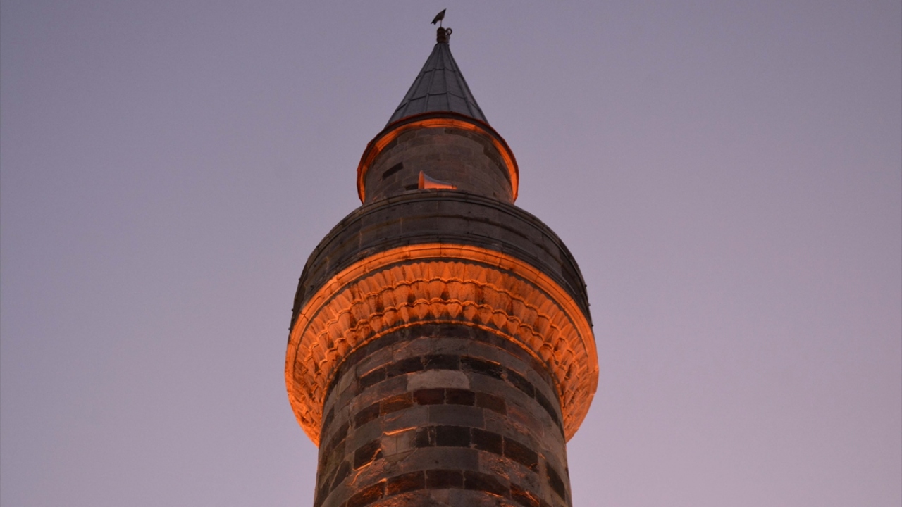 Yürüyüş öncesi, tarihteki gibi cami hoparlörlerinden "Ey Erzurumlular, ey ahali. Düşman Aziziye tabyalarını bastı. Allah`ını seven, eli silah tutan herkes, askerlerimizin yardımına koşsun. Vatanını ve milletini seven yetişsin" çağrıları yapıldı. 