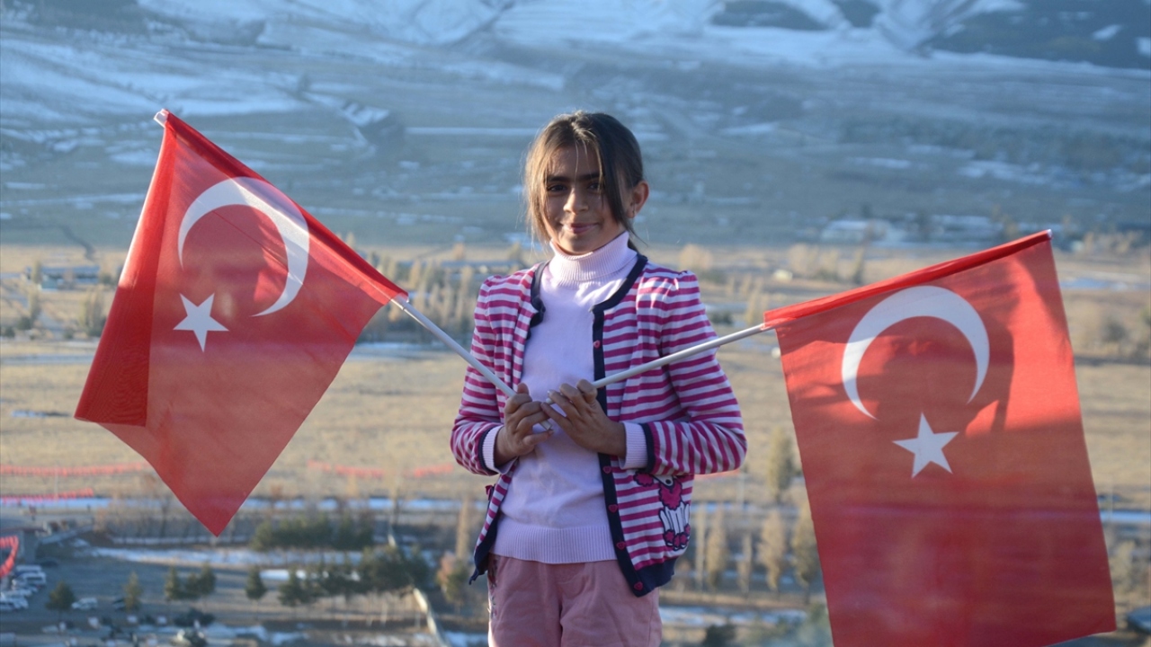 Ezan ve çağrılarla kentteki camilerde buluşan ve aralarında yaşlılar ile çocukların da bulunduğu binlerce vatandaş, sabah namazı sonrası, selalar eşliğinde önce Karskapı Şehitliği`ne giderek burada dua etti.