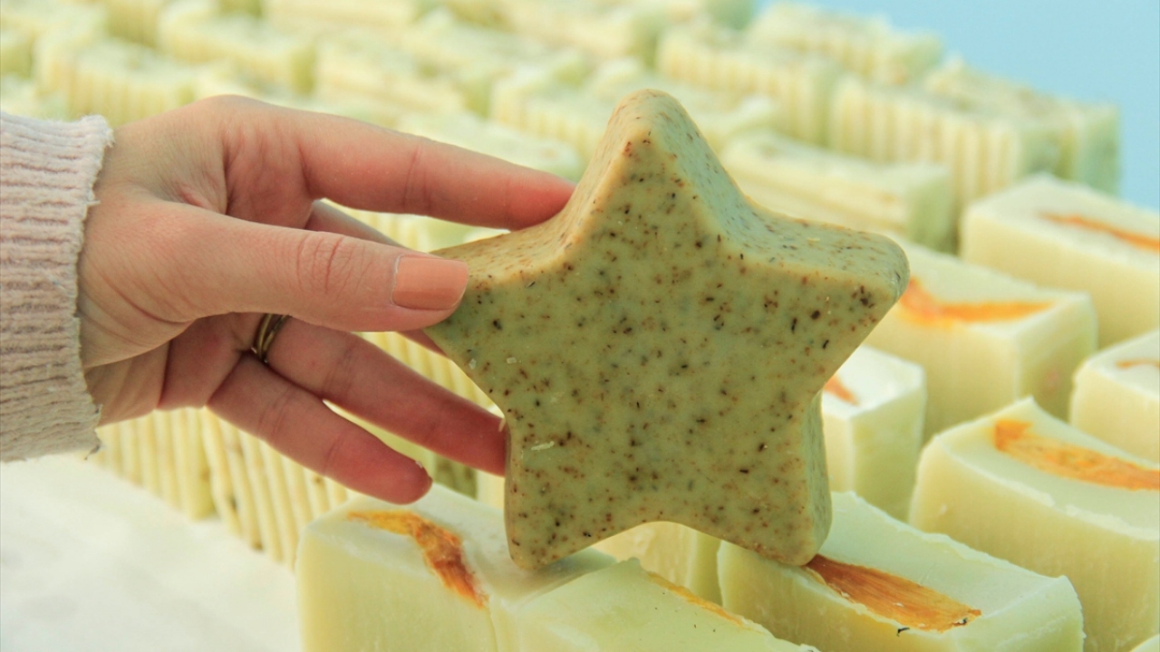 Ürettiği sabunları önce yaşadığı mahalledeki komşularına satan Kılınç, daha sonra üretimini yaptığı sabunların fotoğraflarını çekerek sosyal medya hesabı üzerinden takipçileriyle paylaştı.