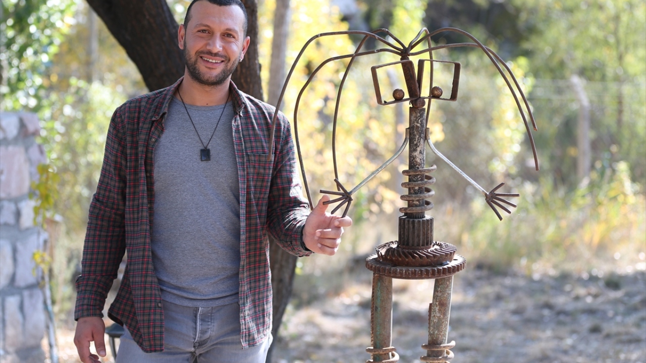 Tarakcı, Rusya, Ürdün, Altay Cumhuriyeti gibi birçok yeri gezdikten sonra Türkiye`ye döndü. 