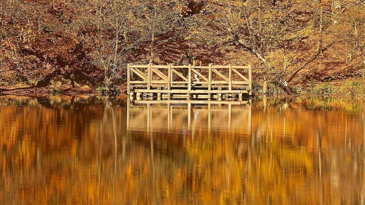Bölgeye akın eden yerli ve yabancı turistler, gece kamp kurarak eşsiz güzelliğin tadını çıkarıyor.