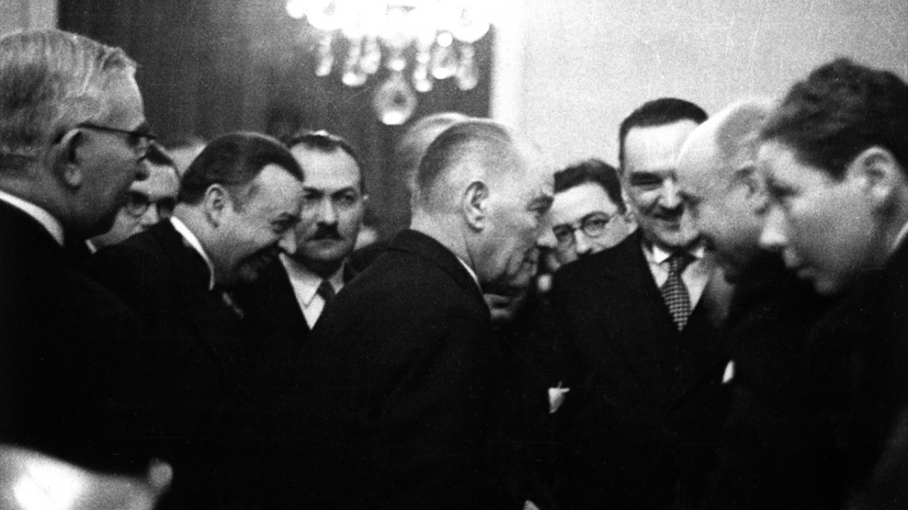 Fotoğraflar arasında,  Büyük Önder`in yabancı heyetlerle görüşmelerinden vefatı sonrası naaşının Sarayburnu’ndan Zafer muhribine taşınmasına ve Anıtkabir`e nakline kadar çok sayıda kare yer alıyor. 