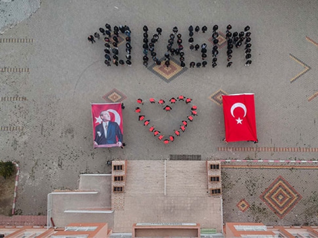 Öğrencilerden 10 Kasım koreografisi