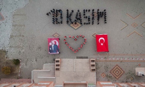 Öğrencilerden 10 Kasım koreografisi