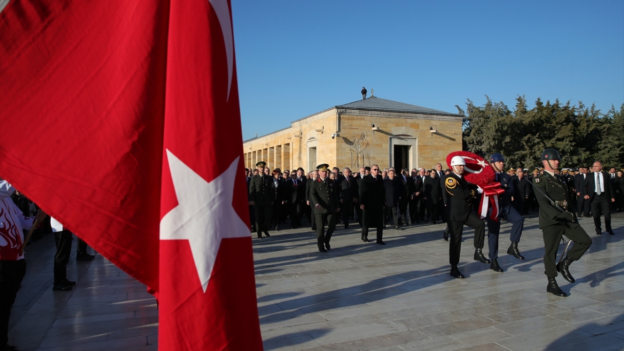 Anıtkabir`deki tören, saat 08.45`te devlet erkanının Aslanlı Yol`da yürüyüşüyle başladı.