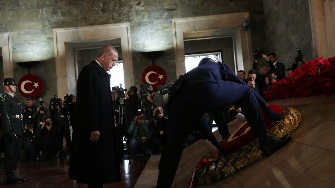 Cumhurbaşkanı Erdoğan, kırmızı beyaz karanfillerden oluşan ay yıldızlı çelengi, Atatürk`ün mozolesine bıraktı.