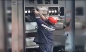 Elektrik işçisi çalışırken trafo patladı