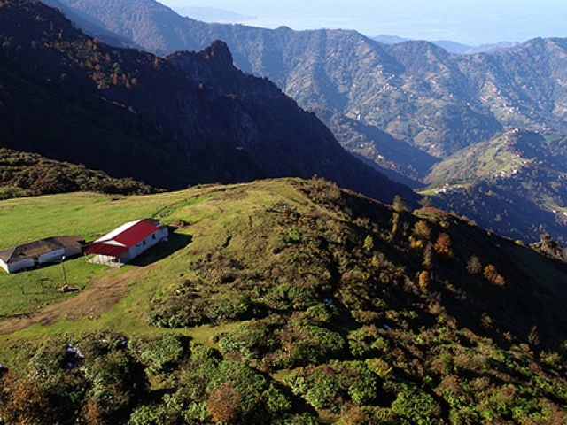 Hıdırnebi Yaylası sonbahar manzarasıyla ziyaretçilerini ağırlıyor