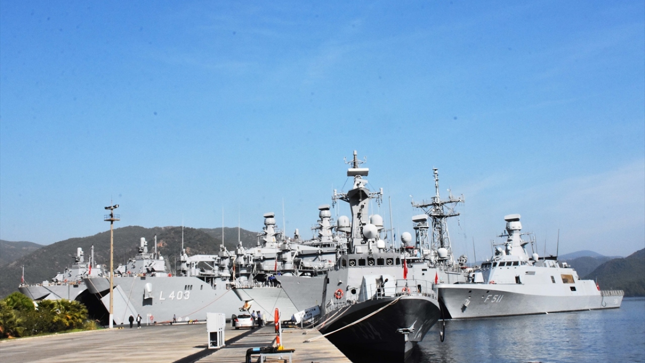  Savaş gemilerindeki bayraklar yarıya indirildi