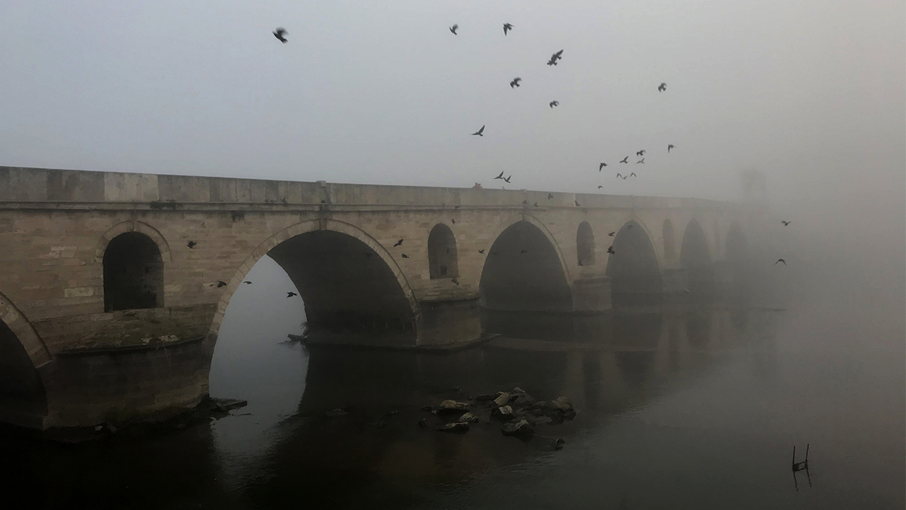 Sis yer yer bazı bölgelerde görüş mesafesini olumsuz yönde etkiledi.