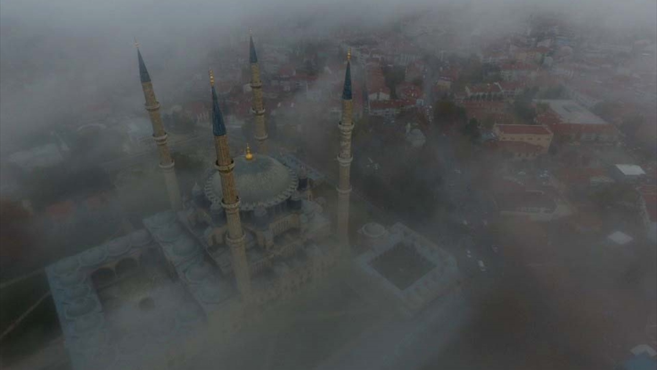 Sis altında kalan, Mimar Sinan`ın eseri Selimiye Camisi, seyrine doyumsuz manzara oluşturdu.