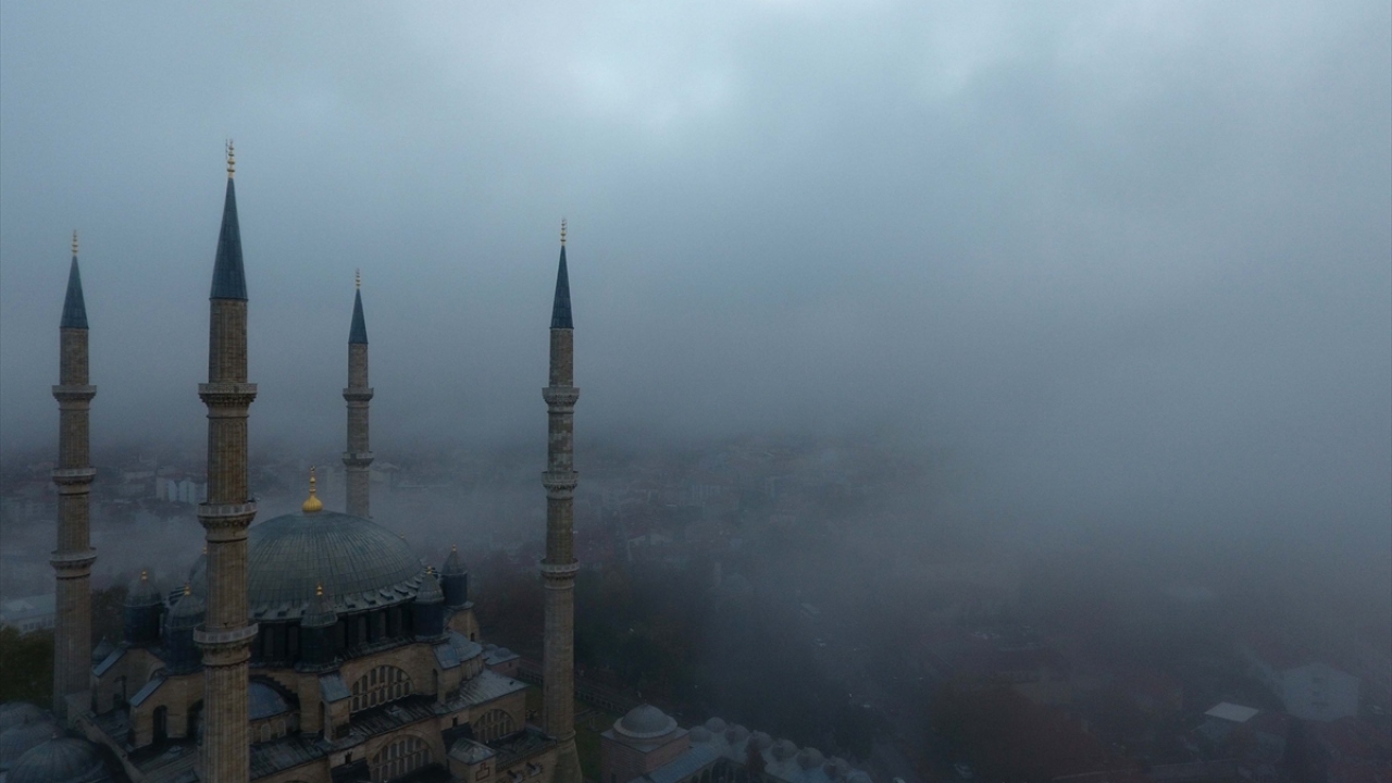 Kubbesine kadar örtülü sisi minareleri ile delen cami, izleyenleri büyüledi.