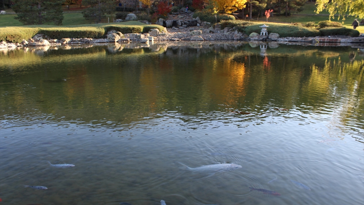 Sumeru Dağı`nın minyatürünün bulunduğu bahçede, mini bir çağlayan ile çok sayıda bodur bitki, ağaç ve gölet yer alıyor.