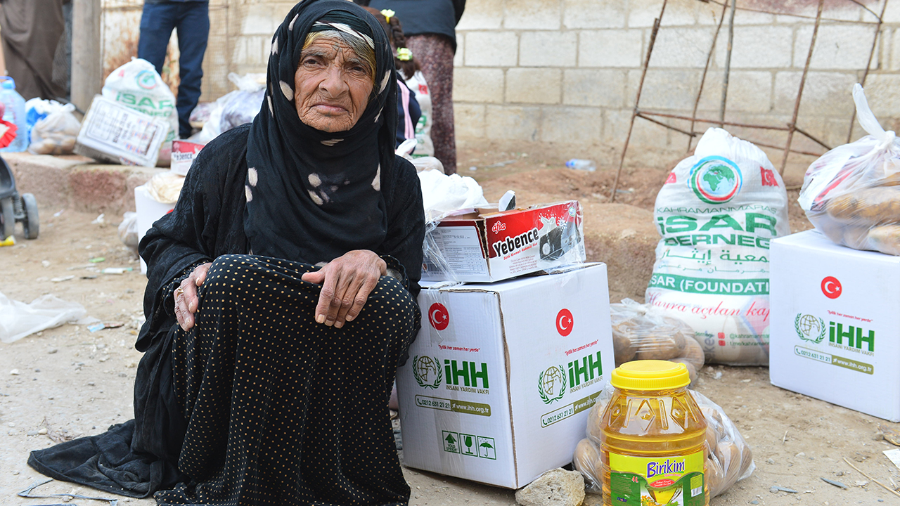 Barış Pınarı Harekatı kapsamında terörden temizlenen bölgelerde insani yardıma muhtaç vatandaşların imdadına Türk sivil toplum kuruluşları yetişiyor.