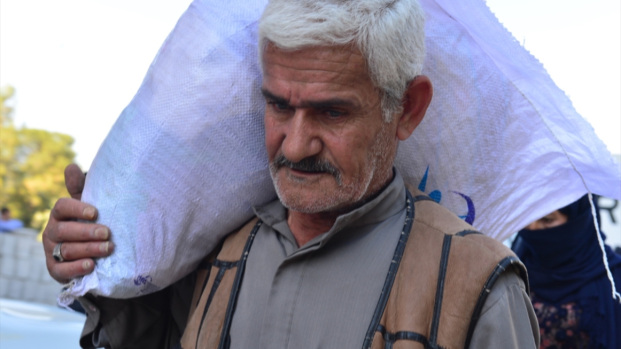 Önceden yapılan saha analizleri kapsamında sivillerin her türlü ihtiyacı, yardım kuruluşlarının ortak gayretiyle gideriliyor. 