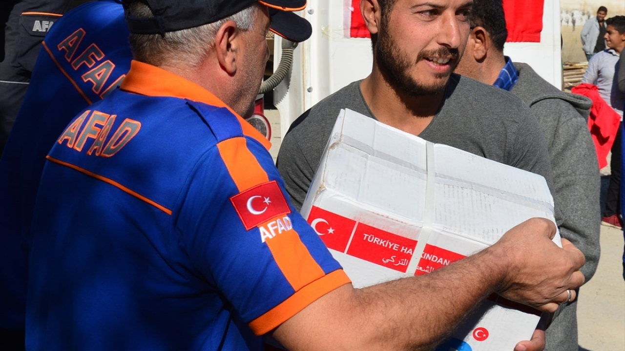 Yardım kuruluşları, Türk Silahlı Kuvvetlerinin güvenliği sağladığı bölgelerde kendilerine uzatılacak şefkat elini bekleyen ihtiyaç sahiplerine, gıda, içme suyu, temizlik malzemesi gibi yardımları ulaştırıyor.