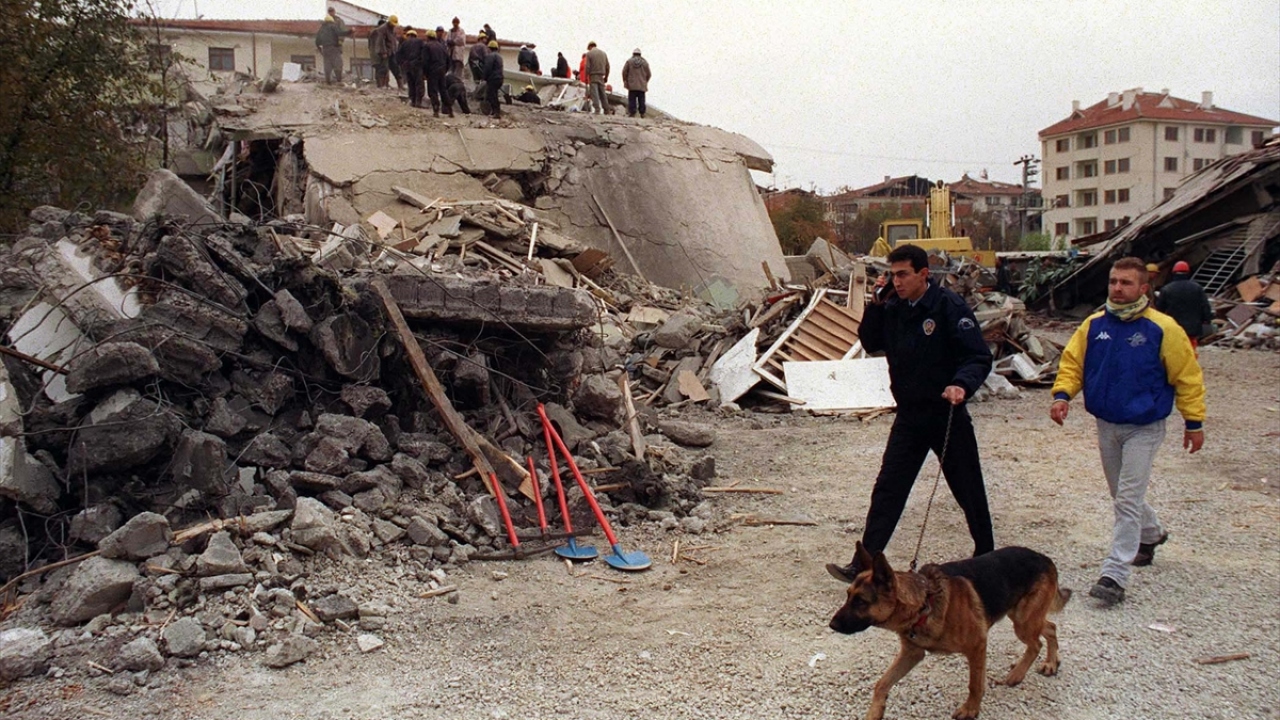 Birinci derece deprem bölgesi olan ve fay hattı üzerinde yer alan Düzce`de, vatandaşlara deprem bilinci eğitimleri verildi.