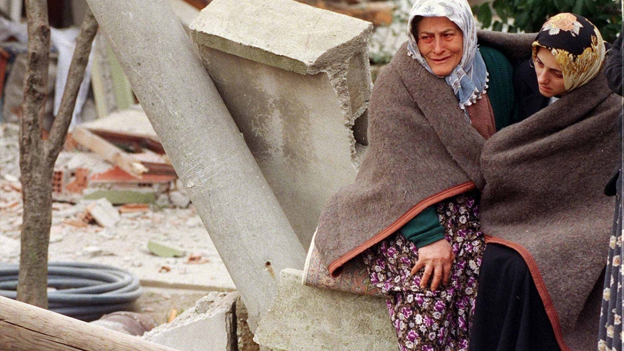 1999`da benzerine az rastlanır şekilde 3 ayda 2 büyük deprem yaşanan Düzce`de 980 kişi hayatını kaybetti, konutların yüzde 82`si, iş yerlerinin yüzde 87`si hasar gördü.