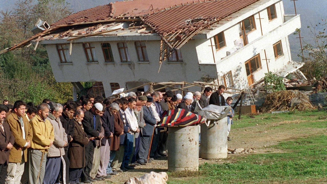 13 Kasım 1999`da Merkez üssü Düzce olan 7.2 büyüklüğündeki depremin ardından cenazeler, kılınan namazların ardından defnedilmeye başlandı. (Arşiv)