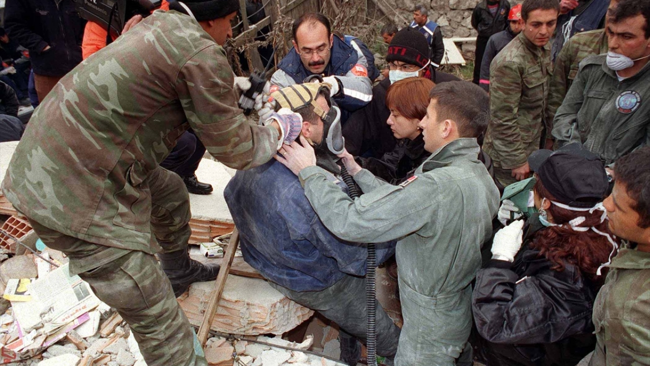 13 Kasım 1999`da Merkez üssü Düzce olan 7.2 büyüklüğündeki depremin ardından bölgeye gelen arama kurtarma ekipleri, oksijen tüpü takarak enkazlarda arama kurtarma çalışmalarına başladılar. (Arşiv)