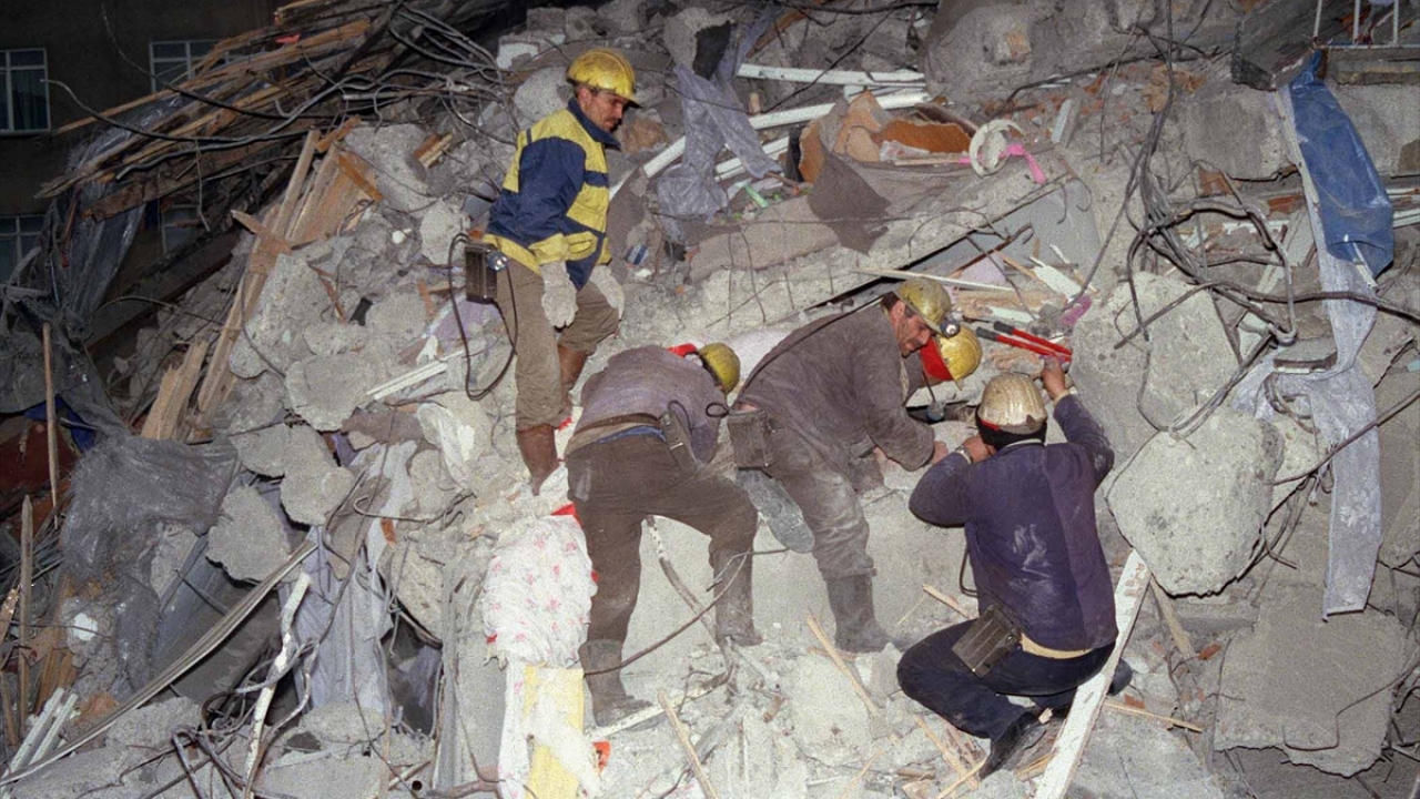 13 Kasım 1999`da Merkez üssü Düzce olan 7.2 büyüklüğündeki depremin ardından bölgeye gelen arama kurtarma ekipleri, oksijen tüpü takarak enkazlarda arama kurtarma çalışmalarına başladılar. (Arşiv)