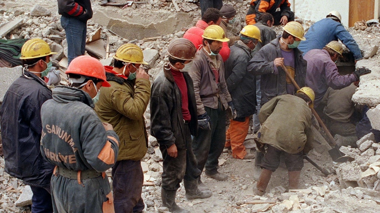 16 Kasım 1999`da Merkez üssü Düzce olan 7.2 büyüklüğündeki depremin ardından arama kurtarma çalışmaları devam ediyor. (Arşiv)