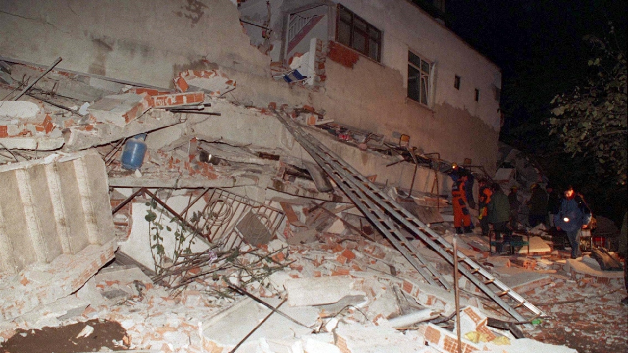 Kaynaşlı`ya gelen arama ve kurtarma ekipleri enkazlar rasında çalışmalarına hemen başladı. (Arşiv)