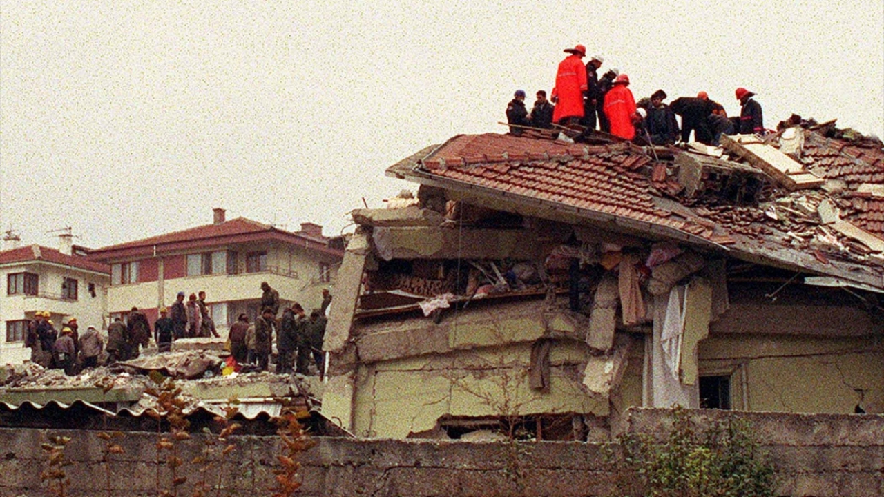 13 Kasım 1999`da Merkez üssü Düzce olan 7.2 büyüklüğündeki depremin ardından bölgeye gelen arama kurtarma ekipleri, enkazlarda arama kurtarma çalışmalarına başladılar. (Arşiv)