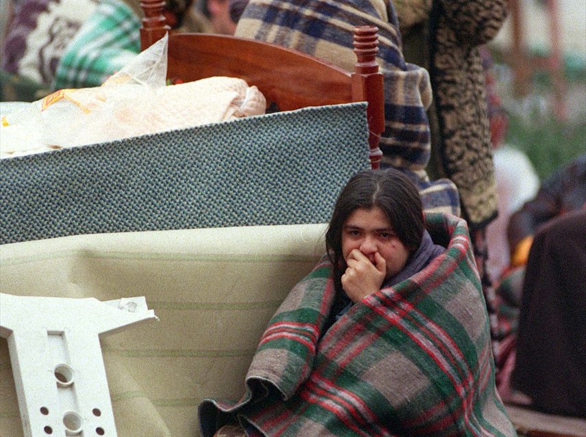 Depremde evlerini ve ailelerini kaybeden depremzede vatandaşlarımız soğuğun da etkisiyle bulabildikleri battaniyelere sarılarak ısınmaya çalıştılar. (Arşiv)