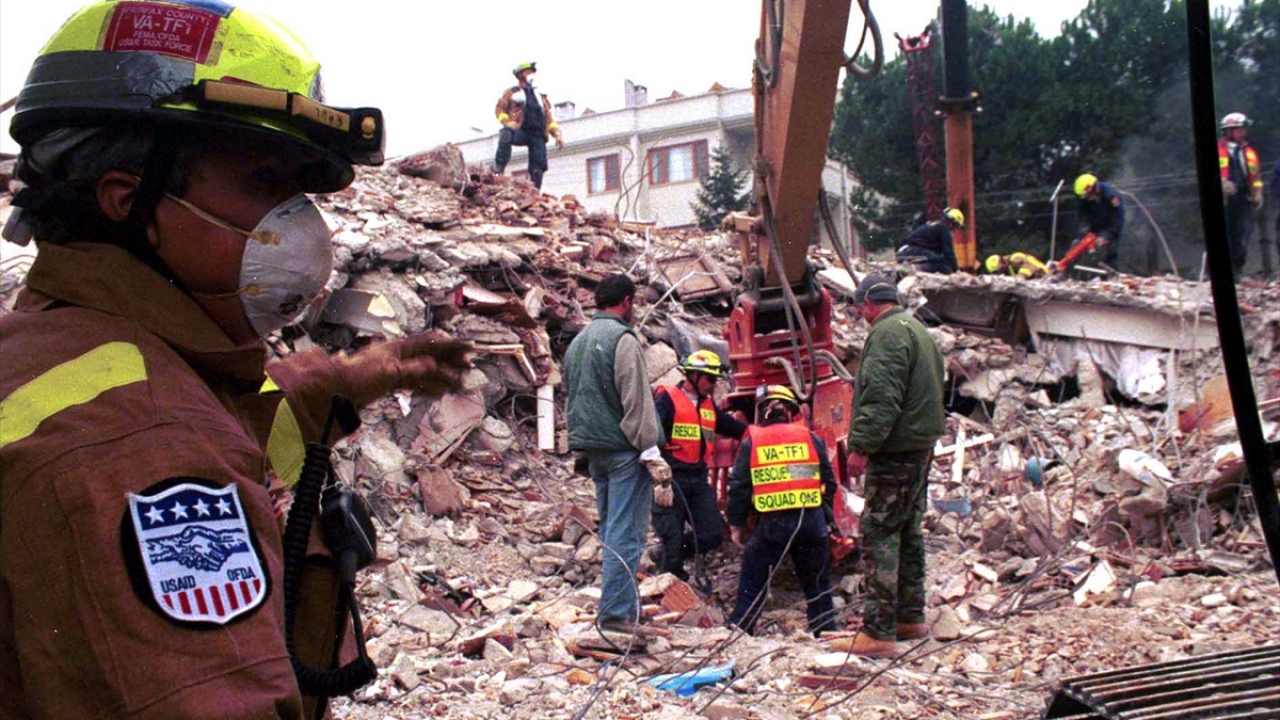 15 Kasım 1999`da Düzce`deki enkazlarda yapılan arama kurtarma çalışmalarına yabancı ekiplerde katılıyor. (Arşiv)