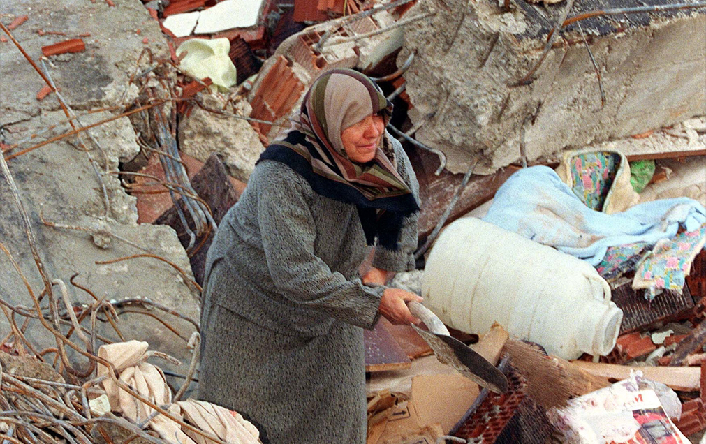 22 Kasım 1999`da Merkez üssü Düzce olan depremin ardından evleri zarar gören vatandaşlar enkazların altında son bir umutla sağlam kalan eşyalarını arıyorlar. (Arşiv)