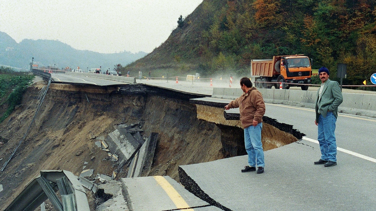 13 Kasım 1999`da Merkez üssü Düzce olan 7.2 büyüklüğünde Kaynaşlı mevkiine yakın karayolunda büyük göçük meydana geldi. (Arşiv)