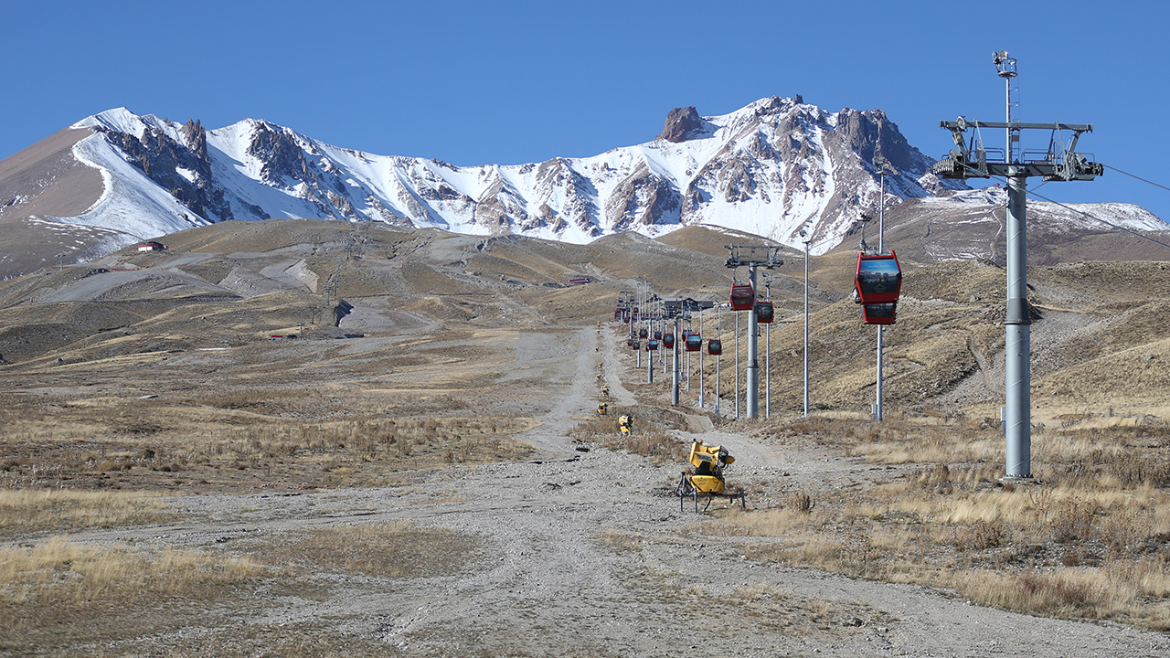 Kayseri Büyükşehir Belediyesinin Erciyes Kış Sporları ve Turizm Merkezi Projesi ile kış turizminin vazgeçilmez adreslerinden biri haline gelen Erciyes Kayak Merkezi`nde başlatılan bakım çalışması, yeni sezon öncesi tamamlandı.